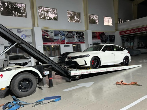 Honda Civic Type R ngũ quý 1 Hùng Lân Chiếc Honda Civic Type R khi vừa về tới showroom, chuẩn bị bàn giao cho chủ xe - Ảnh: NVCC