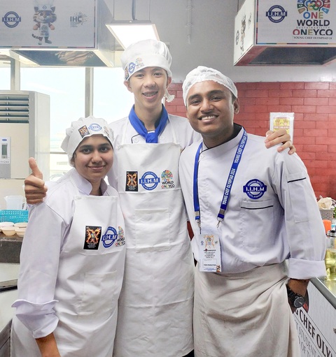Hoàng Anh (giữa) tham gia tranh tài tại cuộc thi Đầu bếp trẻ Olympiad - Ảnh: NVCC Hoàng Anh (giữa) tham gia tranh tài tại cuộc thi Đầu bếp trẻ Olympiad - Ảnh: NVCC