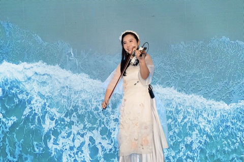 Nghệ sĩ violin Hàn Quốc Jmi Ko diện áo dài đến chúc mừng hoa hậu Ngọc Trang- Ảnh 1. Đến chúc mừng Ngọc Trang, Jmi Ko cũng mang đến một tiết mục vô cùng hấp dẫn như một lời chúc may mắn gửi đến cô trong hành trình sắp tới.