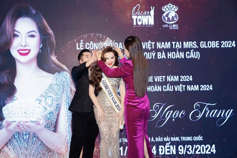 Tại buổi công bố, Hoa hậu Ngọc Trang được ông Lương Trọng Nghĩa – CEO Oscar Town – Giám đốc Quốc gia Mrs Globe Việt Nam cùng Hoa hậu Hoàng Thanh Nga – Nhà sáng lập thương hiệu Ngọc Châu Âu trao vương miện. Khoảnh khắc này như trao gửi một sứ mệnh mới cho Ngọc Trang trong hành trình mang nét đẹp bản lĩnh, kiên cường của một nữ doanh nhân Việt đến quốc tế. Tại buổi công bố, hoa hậu Ngọc Trang được ông Lương Trọng Nghĩa - CEO Oscar Town, giám đốc quốc gia Mrs. Globe Việt Nam - cùng hoa hậu Hoàng Thanh Nga - nhà sáng lập thương hiệu Ngọc Châu Âu - trao vương miện. Khoảnh khắc này như trao gửi một sứ mệnh mới cho Ngọc Trang trong hành trình mang nét đẹp bản lĩnh, kiên cường của một nữ doanh nhân Việt đến quốc tế.