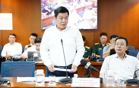 Tiến độ dự án cải tạo kênh Tham Lương - Bến Cát - rạch Nước Lên ra sao?- Ảnh 1. Ông Nguyễn Huy Bình - trưởng phòng kế hoạch đầu tư Ban quản lý dự án đầu tư xây dựng hạ tầng đô thị - thông tin tại họp báo - Ảnh: CHÂU TUẤN