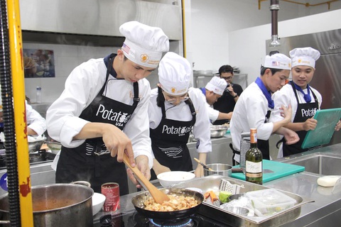 Hoàng Anh (bìa trái) trong một cuộc thi nấu ăn tại trường - Ảnh: NVCC Hoàng Anh (bìa trái) trong một cuộc thi nấu ăn tại trường - Ảnh: NVCC