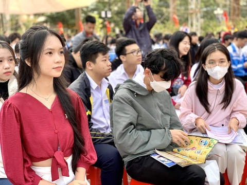 Học sinh lớp 11 có được dự thi đánh giá năng lực 2024?- Ảnh 1. Nhiều học sinh lớp 11 tham dự chương trình tư vấn tuyển sinh - hướng nghiệp 2024 tại Đắk Lắk quan tâm đến các kỳ thi đánh giá năng lực - Ảnh: TRẦN HUỲNH
