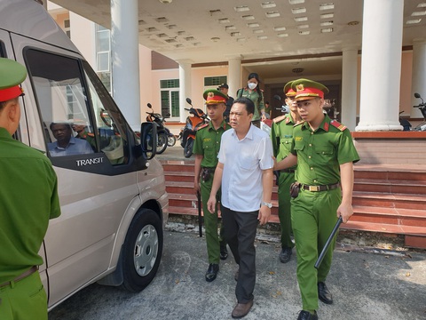 Bắt giám đốc văn phòng đăng ký đất đai tỉnh Hậu Giang- Ảnh 1. Giám đốc văn phòng đăng ký đất đai tỉnh Hậu Giang Lê Phước Nhàn bị bắt tạm giam - Ảnh: HUY PHÁCH