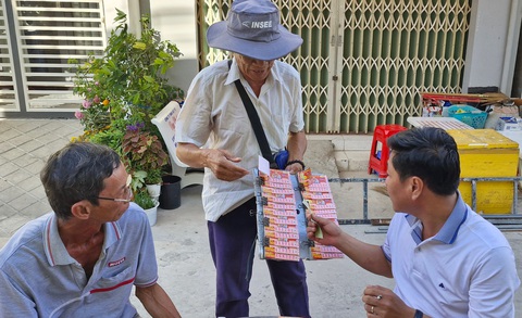 Dịp Tết, nhiều nơi ở miền Tây không đủ vé số để bán- Ảnh 1. Vé số tại miền Tây tiêu thụ rất mạnh, bán hết sạch vào dịp Tết Nguyên đán Giáp Thìn - Ảnh: LÊ DÂN