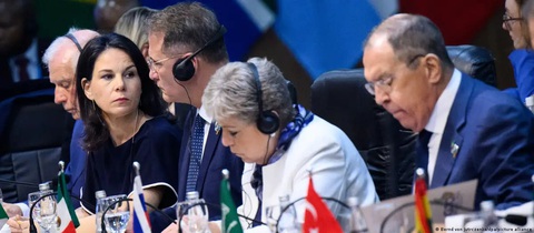 Đức yêu cầu Nga chấm dứt xung đột ở Ukraine nếu quan tâm đến nhân mạng- Ảnh 1. Nữ Ngoại trưởng Đức Annalena Baerbock (gần trái ngoài cùng) đã chỉ trích người đồng cấp Nga Sergei Lavrov (bìa phải) ngay tại cuộc họp ngoại trưởng G20 ở Brazil - Ảnh: DPA