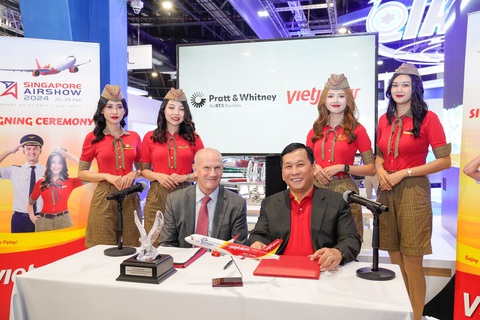 Vietjet chọn động cơ Pratt & Whitney cho 19 máy bay A321neo- Ảnh 1. Tổng giám đốc Vietjet Đinh Việt Phương (phải) và chủ tịch Pratt & Whitney động cơ thương mại Rick Deurloo (trái) ký kết thỏa thuận - Ảnh: TÀI NGUYỄN