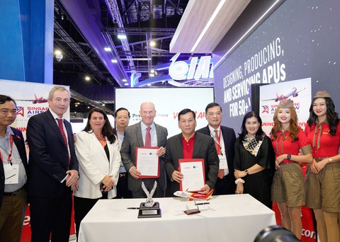 Vietjet chọn động cơ Pratt & Whitney cho 19 máy bay A321neo- Ảnh 3. Đại diện Vietjet và Pratt & Whitney công bố thỏa thuận tại Triển lãm Hàng không quốc tế Singapore Airshow 2024 - Ảnh: TÀI NGUYỄN