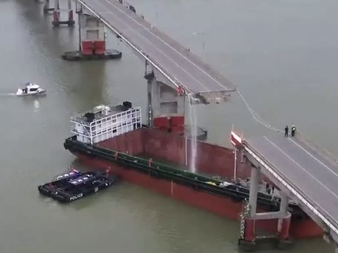 Trung Quốc: Sà lan đâm sập cầu, nhiều người chết và mất tích- Ảnh 1. Hiện trường sà lan đâm vào cầu Lịch Tâm Sa ở thành phố Quảng Châu, tỉnh Quảng Đông, Trung Quốc ngày 22-2 - Ảnh: CCTV