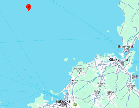 Đảo Okinoshima ở Nhật Bản cấm phụ nữ, khách không được cầm đi dù 1 cọng cỏ- Ảnh 5. Vị trí biệt lập của đảo Okinoshima (chấm đỏ) ngoài khơi Nhật Bản