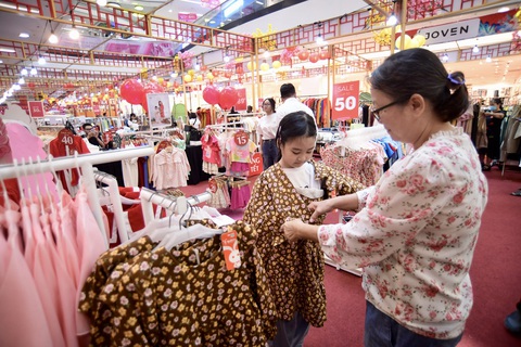 Đơn hàng đã quay về với nhiều doanh nghiệp- Ảnh 1. Sức mua tiêu dùng trong dịp Tết vẫn tăng trưởng 10% - Ảnh: QUANG ĐỊNH