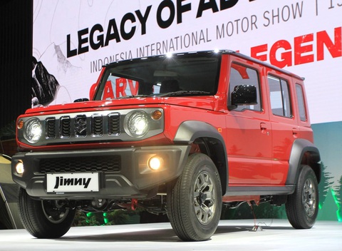 Vì sao Suzuki Jimny 5 cửa có lưới tản nhiệt mạ chrome, bản 3 cửa không có?- Ảnh 1. Suzuki Jimny 5 cửa tại triển lãm IIMS 2024 - Ảnh: Suzuki