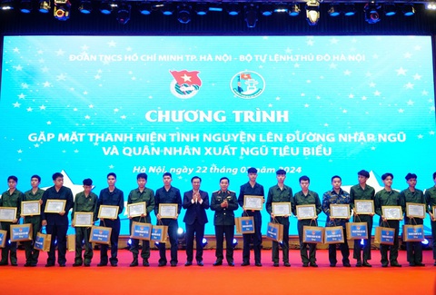 Thanh niên lên đường thực hiện nghĩa vụ quân sự từ 25-2- Ảnh 1. Gặp mặt thanh niên thủ đô tiêu biểu lên đường nhập ngũ năm 2024 - Ảnh: NGUYỄN HIỀN