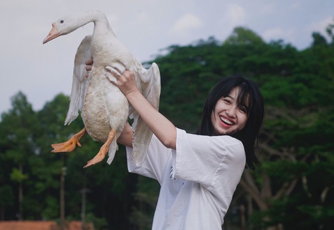 Diễn viên trẻ Trịnh Thảo vào vai Nhi - Cô em có ước mơ trở thành tiếp viên hàng không - Ảnh: ĐPCC Diễn viên trẻ Trịnh Thảo vào vai Nhi - cô em có ước mơ trở thành tiếp viên hàng không - Ảnh: ĐPCC