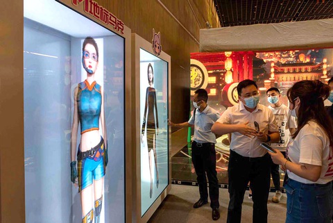 Khách tham quan xem các hình đại diện (avatar) kỹ thuật số tương tác trong Hội chợ thương mại dịch vụ quốc tế Trung Quốc (CIFTIS) năm 2022 ở Bắc Kinh - Ảnh: CHINA DAILY Khách tham quan xem các hình đại diện (avatar) kỹ thuật số tương tác trong Hội chợ thương mại dịch vụ quốc tế Trung Quốc (CIFTIS) năm 2022 ở Bắc Kinh - Ảnh: CHINA DAILY
