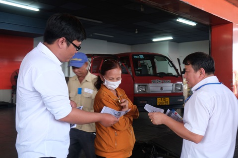 Khó tuyển lao động phổ thông vì mức sống thành phố ngày càng cao- Ảnh 1. Doanh nghiệp may mặc phát tờ rơi tuyển lao động tại bến xe Miền Tây sáng 22-2 - Ảnh: VŨ THỦY