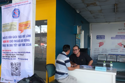 Khó tuyển lao động phổ thông vì mức sống thành phố ngày càng cao- Ảnh 2. Bàn tư vấn giới thiệu việc làm tại bến xe Miền Tây của Trung tâm Dịch vụ việc làm TP.HCM - Ảnh: VŨ THỦY