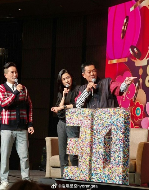 Tuyên Huyên xuất hiện tại buổi party kỷ niệm 30 năm làm nghề của Cổ Thiên Lạc Tuyên Huyên xuất hiện tại buổi party kỷ niệm 30 năm làm nghề của Cổ Thiên Lạc