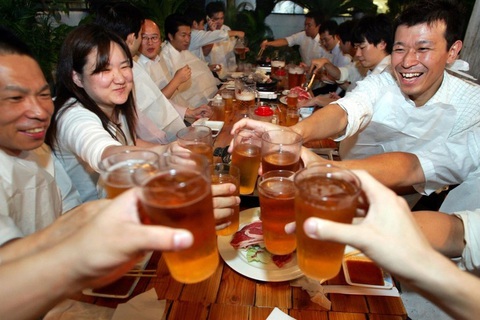 Người uống rượu bia mặt đỏ bừng, có nguy cơ mắc bệnh tim mạch?- Ảnh 1. Người châu Á dễ đỏ mặt khi uống rượu bia - Ảnh: JapanTimes