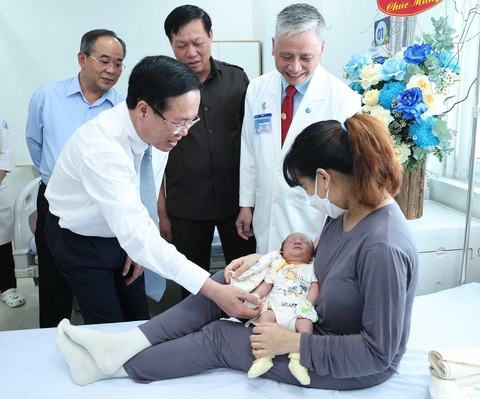 Chủ tịch nước Võ Văn Thưởng thăm hỏi sản phụ của trường hợp thông tim can thiệp bào thai đầu tiên thành công - Ảnh: TTXVN Chủ tịch nước Võ Văn Thưởng thăm hỏi sản phụ của trường hợp thông tim can thiệp bào thai đầu tiên thành công - Ảnh: TTXVN