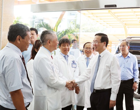Chủ tịch nước Võ Văn Thưởng với cán bộ lãnh đạo và thầy thuốc của Bệnh viện Nhi đồng 1 TP Hồ Chí Minh - Ảnh: TTXVN Chủ tịch nước Võ Văn Thưởng với cán bộ lãnh đạo và thầy thuốc của Bệnh viện Nhi đồng 1 TP.HCM - Ảnh: TTXVN