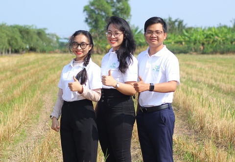 Sinh viên chế thiết bị làm nông nghiệp xanh- Ảnh 1. Ba thành viên của dự án: Hồ Thanh Huy, Lê Hoàng Minh Châu và Trần Thị Trâm (từ phải sang) - Ảnh: NVCC