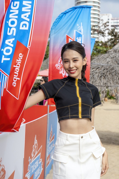 Á hậu Ngọc Hằng khám phá vẻ đẹp vịnh biển Quy Nhơn với mô tô nước- Ảnh 1. Á hậu Ngọc Hằng