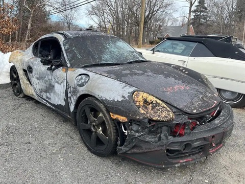 Porsche Cayman cháy rụi được rao bán, khẳng định vẫn lái tốt- Ảnh 1. Chiếc Porsche Cayman bị cháy đen bên ngoài - Ảnh: The Drive