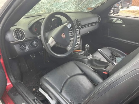 Porsche Cayman cháy rụi được rao bán, khẳng định vẫn lái tốt- Ảnh 2. Tuy nhiên, nội thất xe không có mấy hư hại và thậm chí khá mới so với chuẩn xe từ tận 2007 - Ảnh: The Drive