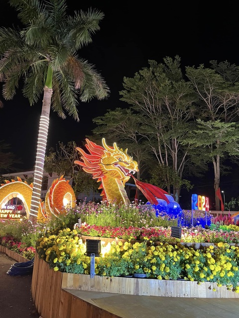 Côn Đảo - Ảnh: VŨ THỤY PHƯƠNG TRANG Đường hoa Côn Đảo trang trí hài hòa và xinh đẹp