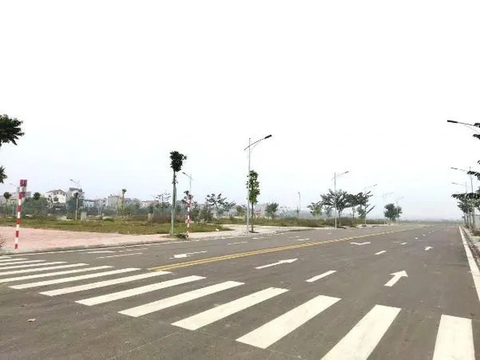 Trả lại tiền cọc vụ trúng đấu giá đất hơn 4 tỉ/m² đất ở Hà Nội vì... 'nhầm lẫn'- Ảnh 1. Các lô đất đưa ra đấu giá tại huyện Mê Linh được đầu tư hệ thống giao thông đồng bộ - Ảnh: H.T.