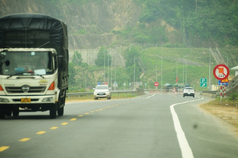 Cảnh sát tăng trực trên cao tốc Cam Lộ - La Sơn, tài xế chạy xe nghiêm túc hẳn- Ảnh 5. Xe tuần tra cảnh sát giao thông ứng trực ở trước hầm Mũi Trâu, đoạn vào TP Đà Nẵng - Ảnh: B.D.