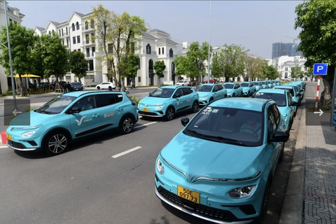 VinFast dự kiến bàn giao 100.000 xe trong năm nay- Ảnh 1. Doanh thu của VinFast trong năm 2023 tăng mạnh. Doanh nghiệp này đặt mục tiêu bàn giao 100.000 ô tô điện trong năm 2024 - Ảnh: QUANG ĐỊNH