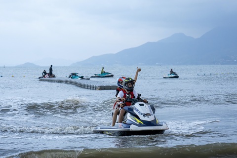 Á hậu Ngọc Hằng khám phá vẻ đẹp vịnh biển Quy Nhơn với mô tô nước- Ảnh 4. Á hậu Ngọc Hằng được nhà báo Trương Anh Ngọc lái mô tô nước dạo một vòng biển Quy Nhơn
