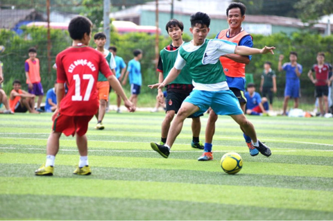 Nam thanh niên đột tử ngay sau khi chơi bóng đá- Ảnh 2. Nhiều thanh niên chọn chơi bóng đá để tăng cường sức khỏe - Ảnh: D.PHAN