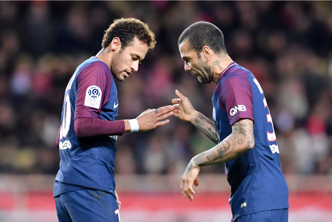 Neymar chi tiền tỉ giúp Dani Alves giảm án tù- Ảnh 1. Neymar (trái) chi 150.000 euro giúp Dani Alves được giảm án tù vì tội hiếp dâm - Ảnh: GETTY
