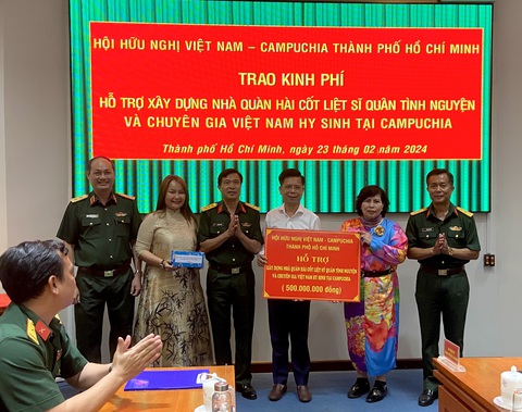 Trao 500 triệu đồng làm nhà quàn hài cốt quân tình nguyện Việt Nam tại Campuchia- Ảnh 2. Trao 500 triệu đồng xây dựng nhà lưu trữ hài cốt liệt sĩ quân tình nguyện Việt Nam hy sinh tại Campuchia - Ảnh: KHẮC HIẾU