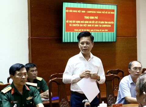Trao 500 triệu đồng làm nhà quàn hài cốt quân tình nguyện Việt Nam tại Campuchia- Ảnh 3. Đại tá Nguyễn Thanh Phong phát biểu tại buổi lễ - Ảnh: KHẮC HIẾU