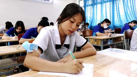 Quy đổi điểm IELTS khi xét tuyển đại học: trường cho 10 điểm, trường đánh trượt- Ảnh 1. Thí sinh dự thi tốt nghiệp THPT năm 2023 tại TP.HCM - Ảnh: NHƯ HÙNG