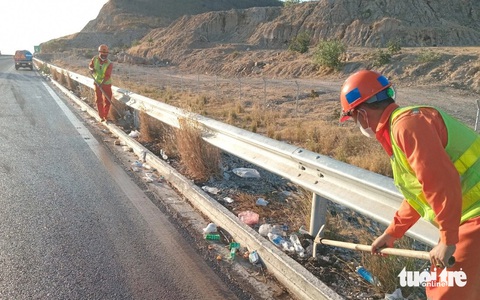 Rác ngập tràn hai bên cao tốc Dầu Giây đến Vĩnh Hảo- Ảnh 2. Chia sẻ thêm với Tuổi Trẻ Online, ông Nguyễn Duy Lân - cán bộ thuộc Công ty Quản lý và Đầu tư xây dựng công trình 238 (một đơn vị phụ trách quản lý vận hành bảo trì cao tốc Vĩnh Hảo - Phan Thiết) - cho biết lượng rác xả ra rất nhiều, không làm xuể.