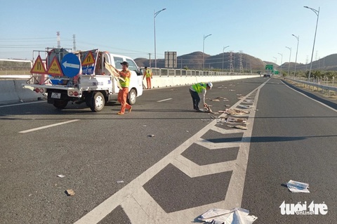 Rác ngập tràn hai bên cao tốc Dầu Giây đến Vĩnh Hảo- Ảnh 7. "Nếu như cao tốc Vĩnh Hảo - Phan Thiết xe chỉ dừng được tại các nút giao, điểm dừng khẩn cấp rồi xả rác thì cao tốc Phan Thiết - Dầu Giây hầu như chỗ nào cũng có rác, bởi xe được dừng đậu trên làn dừng khẩn cấp dọc hai bên", đại diện Ban quản lý dự án Thăng Long cho hay. Trong ảnh là các đơn vị vận hành nhặt rác trên cao tốc Vĩnh Hảo - Phan Thiết.