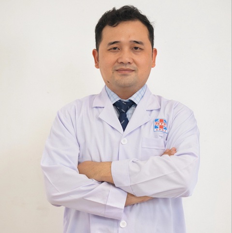 Tuổi nào, tập môn thể thao gì cho phù hợp?- Ảnh 1. Bác sĩ Phạm Thế Hiển tư vấn cho người tập thể thao - Ảnh: NVCC