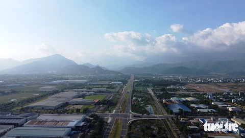 Đà Nẵng điều chỉnh cục bộ quy hoạch chung, dành thêm đất cho cây xanh- Ảnh 3. Đường vành đai phía tây 2 hướng về nút giao đường tránh nam Hải Vân - Ảnh: ĐOÀN CƯỜNG