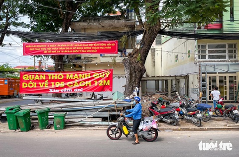 Bà con đường Hoàng Hoa Thám dỡ nhà, giao mặt bằng mở rộng đường vào nhà ga T3- Ảnh 7. Đa số người dân phường 13 đều ủng hộ dự án này - Ảnh: LÊ PHAN