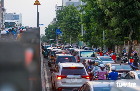 Bà con đường Hoàng Hoa Thám dỡ nhà, giao mặt bằng mở rộng đường vào nhà ga T3- Ảnh 11. Việc mở rộng đường Hoàng Hoa Thám được kỳ vọng sẽ giảm áp lực giao thông giao lộ Cộng Hòa đã diễn ra thời gian dài - Ảnh: CHÂU TUẤN