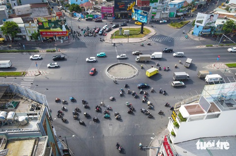 Sắp dỡ vòng xoay nút giao Phạm Văn Đồng - Lê Quang Định- Ảnh 1. Sở Giao thông vận tải TP.HCM cho biết trong tháng 3 sẽ tháo dỡ vòng xoay tại nút giao Phạm Văn Đồng - Lê Quang Định - Ảnh: CHÂU TUẤN