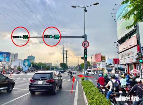 Sắp dỡ vòng xoay nút giao Phạm Văn Đồng - Lê Quang Định- Ảnh 3. Đường Phạm Văn Đồng cho ô tô chạy tốc độ 80km/h, nhưng tại nút giao với Lê Quang Định không có đèn dành riêng cho xe rẽ trái từ Phạm Văn Đồng đi Lê Quang Định (hiện nay đi thẳng và rẽ trái cùng lúc gây ra xung đột giao thông - PV), tiềm ẩn nguy cơ mất an toàn cho người đi xe - Ảnh: CHÂU TUẤN