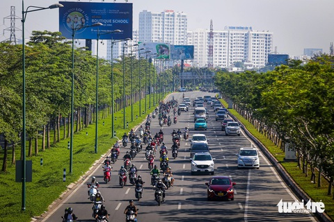 Sắp dỡ vòng xoay nút giao Phạm Văn Đồng - Lê Quang Định- Ảnh 4. Theo Sở Giao thông vận tải TP.HCM, phần đường chính Phạm Văn Đồng đang tổ chức cho các loại ô tô chạy với tốc độ tối đa 80km/h - Ảnh: CHÂU TUẤN