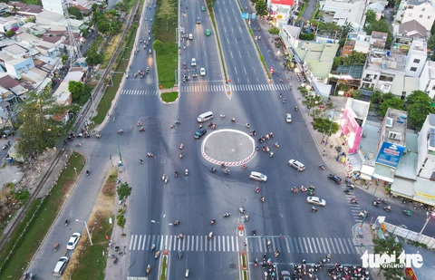 Sắp dỡ vòng xoay nút giao Phạm Văn Đồng - Lê Quang Định- Ảnh 5. Ở giao lộ Phạm Văn Đồng và đường số 20 (phường Hiệp Bình Chánh, TP Thủ Đức) hiện tại, tình hình giao thông cũng diễn ra rối rắm. Tuy có vòng xoay nhưng nhiều người lại đi cắt ngang qua khi muốn quay xe hướng cầu vượt Linh Xuân đi cầu Bình Lợi - Ảnh: CHÂU TUẤN