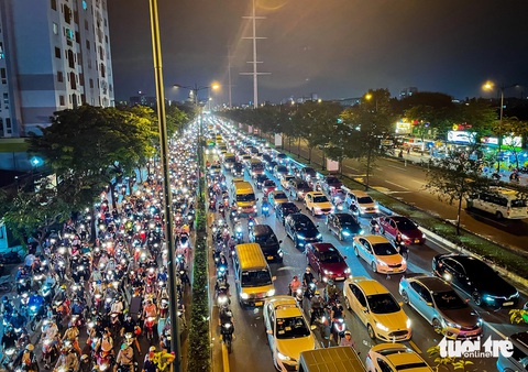 Sắp dỡ vòng xoay nút giao Phạm Văn Đồng - Lê Quang Định- Ảnh 6. Giao thông trên đường Phạm Văn Đồng thường xuyên bị ùn ứ vào giờ cao điểm (hướng đường Lê Quang Định đi Nguyễn Xí) - Ảnh: CHÂU TUẤN